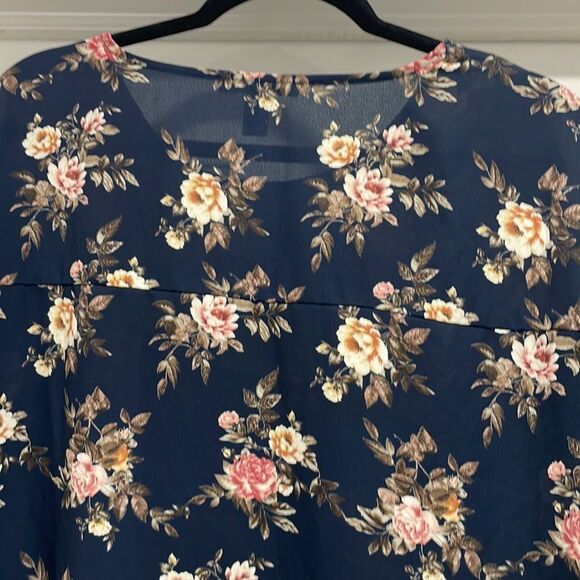 💙 Forever 21 cap sleeve blouse navy blue with floral pattern size S 💙 - Picture 5 of 5